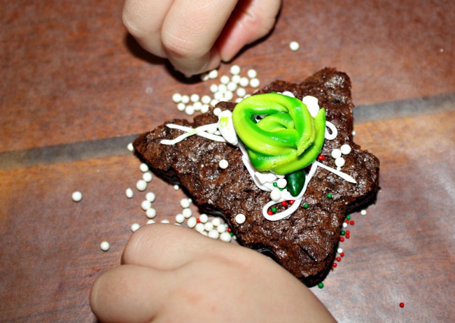 Kids Christmas Tree Brownie Pops