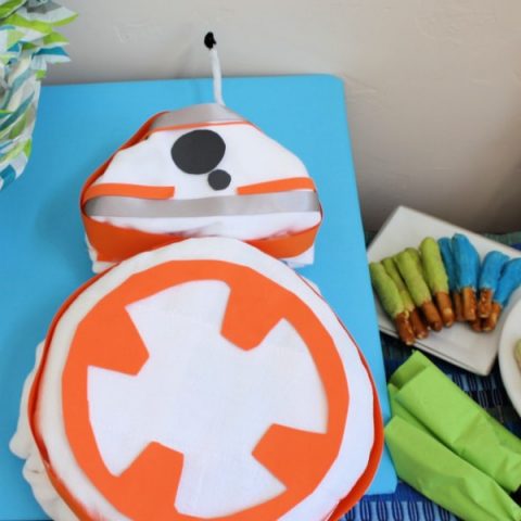 Star wars baby shower tablsecape featuring a BB-8 shaped diaper cake